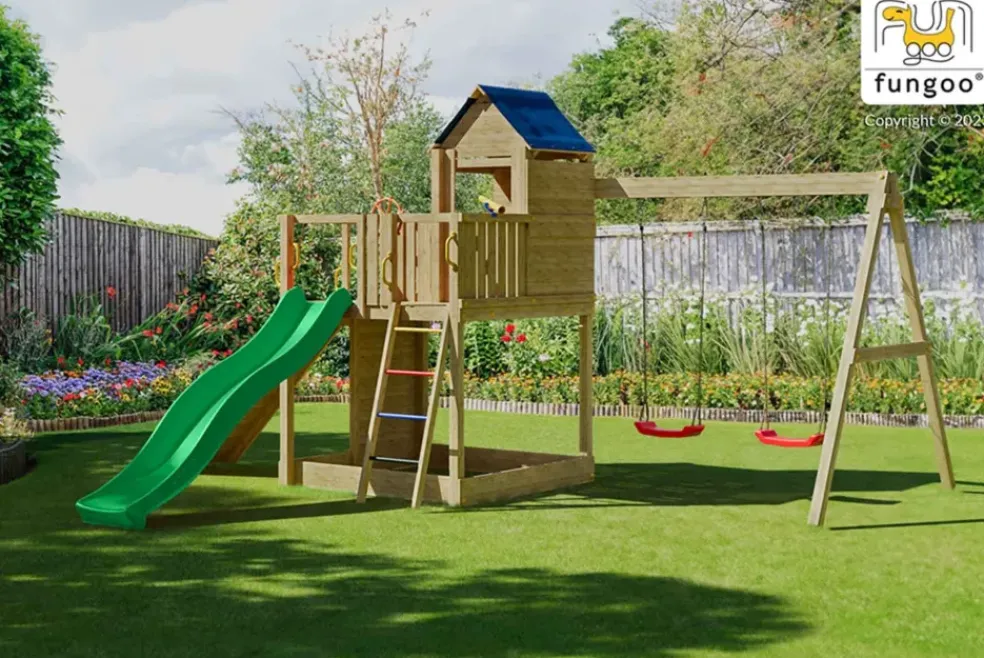 Aire de jeux en bois Treehouse spacieuse avec 2 balançoires de Fungoo