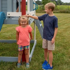 Maisonnette bleue sur pilotis avec toboggan Beacon Heights Backyard Discovery
