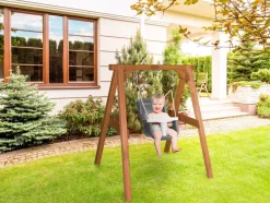 Portique, balançoire en bois brun et gris bébé de Axi